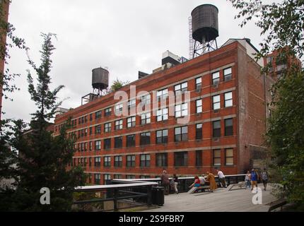 Ein historisches Gebäude aus Red Brick mit zwei Wassertanks im High Line Elevated Park, W 22nd Street, Chelsea, Manhattan, New York City, USA Stockfoto