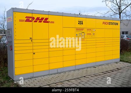 An ca. 15000 Standorte befinden sich DHL Packstationen. Mit der Packstation können Pakete unabhängig von Öffnungszeiten empfangen und verschickt werden. DHL hat angekündigt, die Anzahl seiner Abhol- und Abgabe-Stationen bis 2030 von derzeit 15,000 auf 30,000 zu verdoppeln. Symbolfoto, Themenfoto Radeberg, 25.01.2025 *** DHL Packstationen sind an rund 15.000 Standorten zu finden Packstationen können unabhängig von den Öffnungszeiten für den Empfang und Versand von Paketen genutzt werden DHL hat angekündigt, die Anzahl der Abhol- und Abgabestationen von derzeit 15.000 auf 30.000 bis 2030 Symbol Phot zu verdoppeln Stockfoto