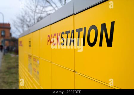 An ca. 15000 Standorte befinden sich DHL Packstationen. Mit der Packstation können Pakete unabhängig von Öffnungszeiten empfangen und verschickt werden. DHL hat angekündigt, die Anzahl seiner Abhol- und Abgabe-Stationen bis 2030 von derzeit 15,000 auf 30,000 zu verdoppeln. Symbolfoto, Themenfoto Radeberg, 25.01.2025 *** DHL Packstationen sind an rund 15.000 Standorten zu finden Packstationen können unabhängig von den Öffnungszeiten für den Empfang und Versand von Paketen genutzt werden DHL hat angekündigt, die Anzahl der Abhol- und Abgabestationen von derzeit 15.000 auf 30.000 bis 2030 Symbol Phot zu verdoppeln Stockfoto