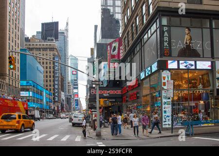 An der Ecke 7th Avenue und 51st Street in Midtown New York City, USA Stockfoto