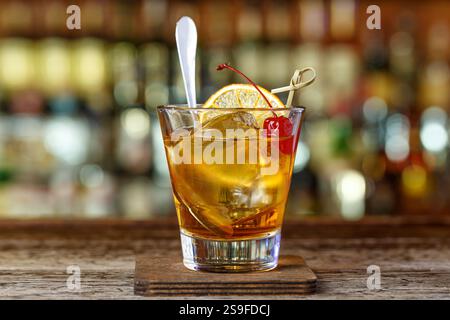 Altmodischer Cocktail garniert mit Orange. Ein Cocktail auf der Basis von Bourbon, mit Rohrzucker, Bitter und Eis. Leerzeichen für Text Stockfoto