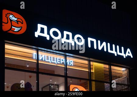 Das helle und auffällige Schild der Dodo Pizza zeigt eine trendige Pizzeria mit lebhaften Farben. 3. Januar 2025 Krasnojarsk, Dodo Pizza Stockfoto