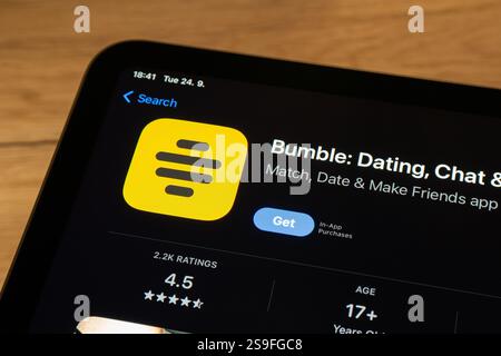 OSTRAVA, TSCHECHIEN - 24. SEPTEMBER 2024: App Store mit Bumble Dating Mobile App wird installiert Stockfoto