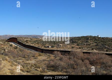 24. Januar 2025 Grenze zwischen den USA und Mexiko Grenzzaun auf US-Seite bei der Grenzstadt Jacumba, auf halbem Weg zwischen San Diego und Calexico (Foto: Teun Voeten/SIPA USA) Stockfoto