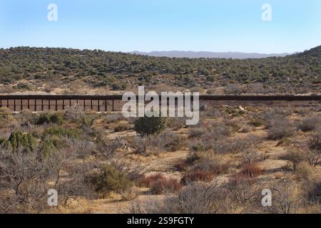 24. Januar 2025 Grenze zwischen den USA und Mexiko Grenzzaun auf US-Seite bei der Grenzstadt Jacumba, auf halbem Weg zwischen San Diego und Calexico (Foto: Teun Voeten/SIPA USA) Stockfoto