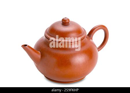 Hoher Winkel der alten chinesischen Teekanne aus Ton isoliert auf weißem Hintergrund mit Schneidepfad. Stockfoto