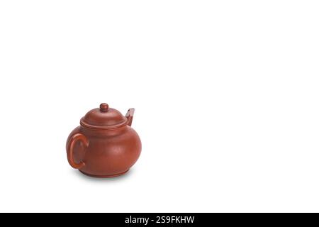 Alte chinesische Teekanne mit Kopierraum isoliert auf weißem Hintergrund mit Beschneidungspfad. Stockfoto