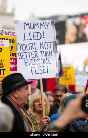 Demonstranten, die an der Gegenproteste gegen tommy Robinson und einem Protest teilnahmen, den er am 26. Oktober 2024 in Central London organisierte. Stockfoto