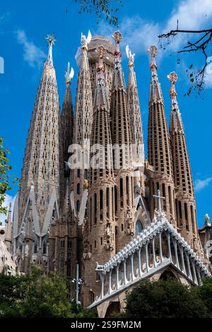 Ein unvollendeter Tempel, der vom Architekten Antoni Gaudi in den 1880er Jahren gegründet wurde, mit einem Museum und Blick auf die Stadt in Barcelona. Stockfoto