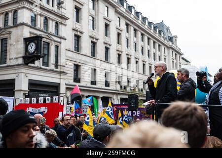 Jeremy Corbyn spricht bei Counter Protest gegen tommy Robinson und einen Protest, den er am 26. Oktober 2024 in Central London organisierte. Stockfoto