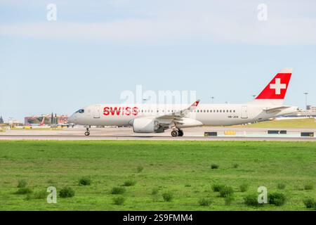 Schweizer Fluggesellschaften airbus a220 im Rollverkehr am Flughafen lissabon humberto delgado in portugal Stockfoto
