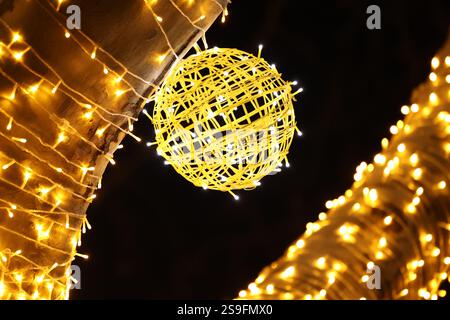 QINGDAO, CHINA – 26. JANUAR 2025 – zur Feier des chinesischen Neujahrs am Neuen Festland an der Westküste von Qingdao, Shandong, werden farbenfrohe Lichter ausgestellt Stockfoto