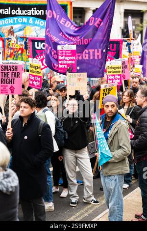 Demonstranten, die an der Gegenproteste gegen tommy Robinson und einem Protest teilnahmen, den er am 26. Oktober 2024 in Central London organisierte. Stockfoto
