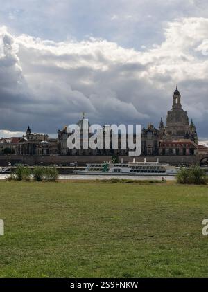 Blick über die Elbe in das historische Zentrum Dresdens mit barocken Wahrzeichen unter dem Himmel mit grauen Sturmwolken. Deutschland. Tourismus. Stockfoto