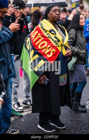 Demonstranten, die an der Gegenproteste gegen tommy Robinson und einem Protest teilnahmen, den er am 26. Oktober 2024 in Central London organisierte. Stockfoto