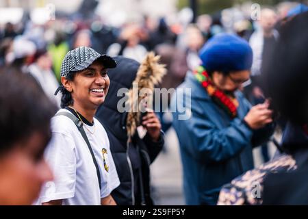 Demonstranten, die an der Gegenproteste gegen tommy Robinson und einem Protest teilnahmen, den er am 26. Oktober 2024 in Central London organisierte. Stockfoto