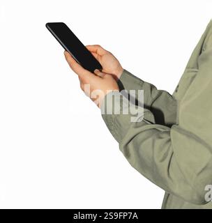 Frauenhände in Khaki-Ärmeln, die ein schwarzes Smartphone halten Stockfoto