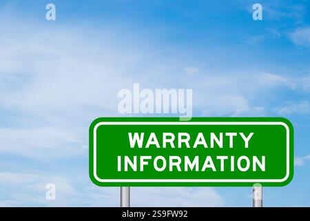Grünes Transportschild mit Wort Garantieinformationen auf blauem Himmel mit weißem Wolkenhintergrund Stockfoto