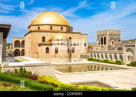 Ahmadiyeh-Moschee Ahmediyye Camisi auf dem Hintergrund mittelalterliche Burganlage Rabati in Akhaltsikhe. Die alte Festung ruiniert berühmte georgianische touristische Orte Stockfoto