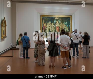 28-06-2020 Florenz, Italien, Uffizien: Besucher vor Botticellis Primavera machen Fotos mit Smartphones oder Kameras. Stockfoto