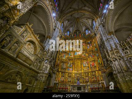 Der Hochalter im Inneren der Kathedrale von Toledo. Die Primatenkathedrale Santa Maria von Toledo ist eine römisch-katholische Kirche in Toledo, Spanien. Stockfoto