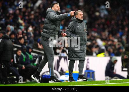 Tottenham Hotspur Manager Ange Postecoglou (rechts) und Assistenztrainer Mile Jedinak während des Premier League Spiels im Tottenham Hotspur Stadium, London. Bilddatum: Sonntag, 26. Januar 2025. Stockfoto