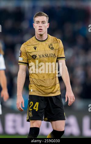 Luka Sucic von Real Sociedad sieht sich beim Spiel der UEFA Europa League 2024/25 League MD7 zwischen SS Lazio und Real Sociedad am 23. Januar 2025 in Rom an. Stockfoto