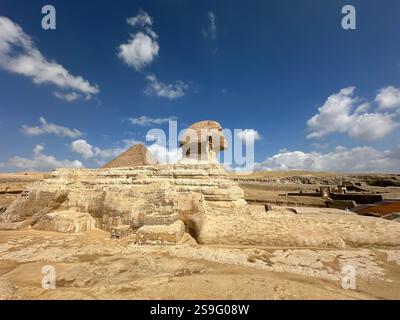 Profilansicht der Sphinx im altägyptischen Komplex. Gizeh Stockfoto