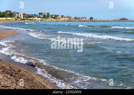 Wellen des Kaspischen Meeres am Strand von Derbent. Republik Dagestan, Russland Stockfoto