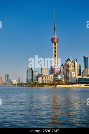 Shanghai, China 12.01.2024: Der ikonische Oriental Pearl Tower erhebt sich in Shanghai, China, über dem blauen Himmel Stockfoto