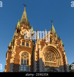Oberer Teil der Südwestfassade der Kirche St. Olga und Elisabeth, ehemals St. Elisabeth, in Lemberg, Westukraine. Stockfoto
