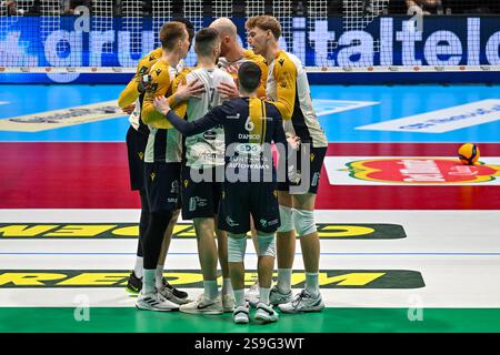 Rana Verona feiert nach dem Punkt während des Del Monte Coppa Italia - Finale - Cucine Lube Civitanova vs Rana Verona , italienisches Volleyball Männer Cup Spiel in Bologna, Italien, 26. Januar 2025 Credit: Independent Photo Agency Srl/Alamy Live News Stockfoto