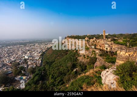 Indien. Rajasthan. Chittorgarh. Allgemeiner Blick auf Chittor Fort mit der Stadt Chittogarh in der Ferne. Stockfoto
