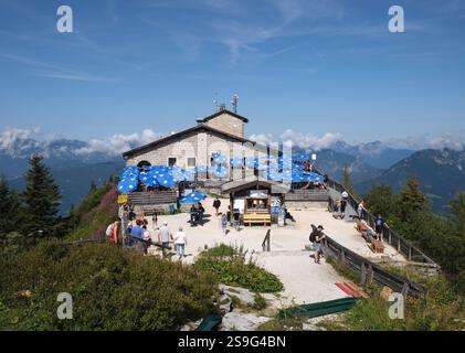 Der Biergarten am Kehlsteinhaus (auch bekannt als „Adlernest“), Berchtesgaden, Bayern, Deutschland. Stockfoto