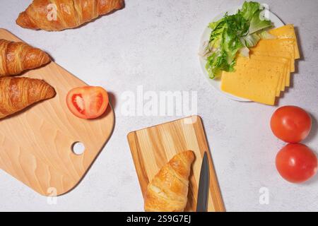 Zusammensetzung von Croissants, Käsesalat und Tomaten Stockfoto