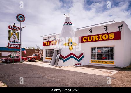 Tucumcari, NM, USA - 2. Mai 2018: Tipi Curios ist ein Souvenirladen in einem historischen Gebäude, in dem Erinnerungsstücke der Route 66 verkauft werden. Stockfoto