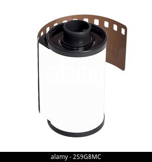 Nahaufnahme einer 35-mm-Filmrolle mit leerem Etikett isoliert auf weißem Hintergrund Stockfoto