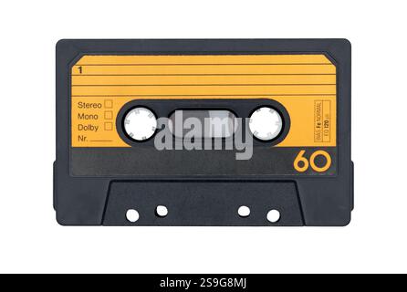 Kompakte Vintage-Audiokassette, Vorderansicht auf weißem Hintergrund Stockfoto