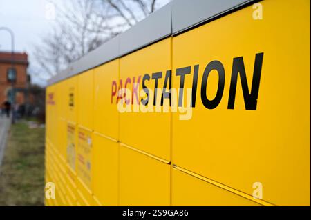 An ca. 15000 Standorte befinden sich DHL Packstationen. Mit der Packstation können Pakete unabhängig von Öffnungszeiten empfangen und verschickt werden. DHL Pakstation am Bahnhof. Radeberg, 24.01.2025 Marktführer DHL hat angekündigt, die Anzahl seiner Abhol- und Abgabe-Stationen bis 2030 von derzeit 15,000 auf 30,000 zu verdoppeln. *** An rund 15.000 Standorten gibt es DHL Packstationen Packstationen können unabhängig von den Öffnungszeiten für den Empfang und Versand von Paketen genutzt werden DHL Pakstation am Bahnhof Radeberg 24 01 2025 der Marktführer DHL hat angekündigt, die Anzahl seiner Abholung zu verdoppeln Stockfoto