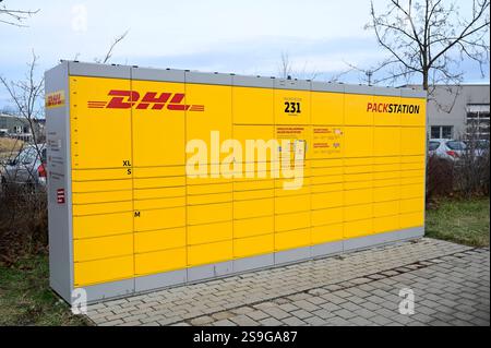 An ca. 15000 Standorte befinden sich DHL Packstationen. Mit der Packstation können Pakete unabhängig von Öffnungszeiten empfangen und verschickt werden. DHL Pakstation am Bahnhof. Radeberg, 24.01.2025 Marktführer DHL hat angekündigt, die Anzahl seiner Abhol- und Abgabe-Stationen bis 2030 von derzeit 15,000 auf 30,000 zu verdoppeln. *** An rund 15.000 Standorten gibt es DHL Packstationen Packstationen können unabhängig von den Öffnungszeiten für den Empfang und Versand von Paketen genutzt werden DHL Pakstation am Bahnhof Radeberg 24 01 2025 der Marktführer DHL hat angekündigt, die Anzahl seiner Abholung zu verdoppeln Stockfoto