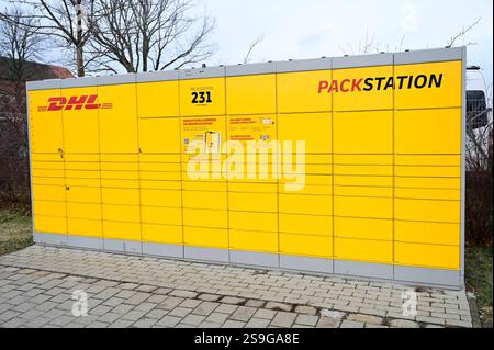 An ca. 15000 Standorte befinden sich DHL Packstationen. Mit der Packstation können Pakete unabhängig von Öffnungszeiten empfangen und verschickt werden. DHL Pakstation am Bahnhof. Radeberg, 24.01.2025 Marktführer DHL hat angekündigt, die Anzahl seiner Abhol- und Abgabe-Stationen bis 2030 von derzeit 15,000 auf 30,000 zu verdoppeln. *** An rund 15.000 Standorten gibt es DHL Packstationen Packstationen können unabhängig von den Öffnungszeiten für den Empfang und Versand von Paketen genutzt werden DHL Pakstation am Bahnhof Radeberg 24 01 2025 der Marktführer DHL hat angekündigt, die Anzahl seiner Abholung zu verdoppeln Stockfoto