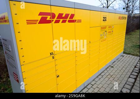 An ca. 15000 Standorte befinden sich DHL Packstationen. Mit der Packstation können Pakete unabhängig von Öffnungszeiten empfangen und verschickt werden. DHL Pakstation am Bahnhof. Radeberg, 24.01.2025 Marktführer DHL hat angekündigt, die Anzahl seiner Abhol- und Abgabe-Stationen bis 2030 von derzeit 15,000 auf 30,000 zu verdoppeln. *** An rund 15.000 Standorten gibt es DHL Packstationen Packstationen können unabhängig von den Öffnungszeiten für den Empfang und Versand von Paketen genutzt werden DHL Pakstation am Bahnhof Radeberg 24 01 2025 der Marktführer DHL hat angekündigt, die Anzahl seiner Abholung zu verdoppeln Stockfoto