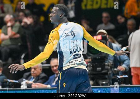 Keita Noumory (Rana Verona) feiert nach dem Punkt beim Finale des Del Monte Coppa Italia – Cucine Lube Civitanova gegen Rana Verona, italienischer Volleyball-Cup in Bologna, Italien, 26. Januar 2025 Stockfoto
