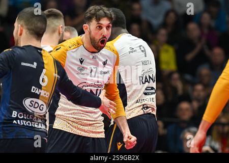 Vitelli Marco (Rana Verona) feiert nach dem Punkt beim Finale des Del Monte Coppa Italia – Cucine Lube Civitanova gegen Rana Verona, italienischer Volleyball-Cup in Bologna, Italien, 26. Januar 2025 Stockfoto