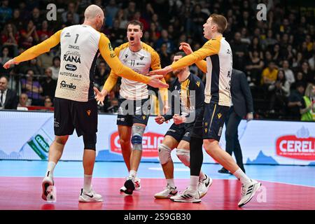 Rana Verona feiert nach dem Punkt beim Finale des Del Monte Coppa Italia – Cucine Lube Civitanova gegen Rana Verona, italienischer Volleyball Männer Cup am 26. Januar 2025 in Bologna, Italien Stockfoto