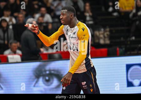Keita Noumory (Rana Verona) feiert nach dem Punkt beim Finale des Del Monte Coppa Italia – Cucine Lube Civitanova gegen Rana Verona, italienischer Volleyball-Cup in Bologna, Italien, 26. Januar 2025 Stockfoto