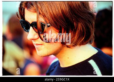 EMBRACE, PORTRAIT, READING FESTIVAL, 2000: Sänger Danny McNamara von Embrace Backstage beim Reading Festival, 26. August 2000. Foto: Rob Watkins. INFO: Embrace ist eine englische Rockband, die 1990 in West Yorkshire von den Brüdern Danny und Richard McNamara gegründet wurde. Bekannt für ihre emotionalen Hymnen und herzlichen Texte, sind ihre Hits „Gravity“ und „Ashes“. Sie genießen eine treue Fanbase. Stockfoto