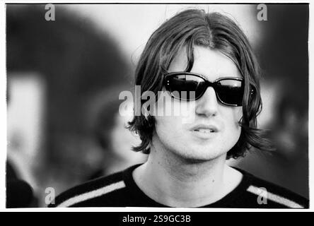 EMBRACE, PORTRAIT, READING FESTIVAL, 2000: Sänger Danny McNamara von Embrace Backstage beim Reading Festival, 26. August 2000. Foto: Rob Watkins. INFO: Embrace ist eine englische Rockband, die 1990 in West Yorkshire von den Brüdern Danny und Richard McNamara gegründet wurde. Bekannt für ihre emotionalen Hymnen und herzlichen Texte, sind ihre Hits „Gravity“ und „Ashes“. Sie genießen eine treue Fanbase. Stockfoto