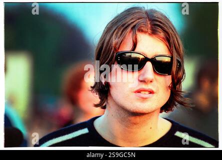 EMBRACE, PORTRAIT, READING FESTIVAL, 2000: Sänger Danny McNamara von Embrace Backstage beim Reading Festival, 26. August 2000. Foto: Rob Watkins. INFO: Embrace ist eine englische Rockband, die 1990 in West Yorkshire von den Brüdern Danny und Richard McNamara gegründet wurde. Bekannt für ihre emotionalen Hymnen und herzlichen Texte, sind ihre Hits „Gravity“ und „Ashes“. Sie genießen eine treue Fanbase. Stockfoto
