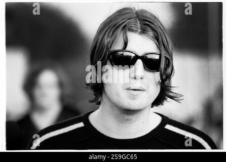 EMBRACE, PORTRAIT, READING FESTIVAL, 2000: Sänger Danny McNamara von Embrace Backstage beim Reading Festival, 26. August 2000. Foto: Rob Watkins. INFO: Embrace ist eine englische Rockband, die 1990 in West Yorkshire von den Brüdern Danny und Richard McNamara gegründet wurde. Bekannt für ihre emotionalen Hymnen und herzlichen Texte, sind ihre Hits „Gravity“ und „Ashes“. Sie genießen eine treue Fanbase. Stockfoto
